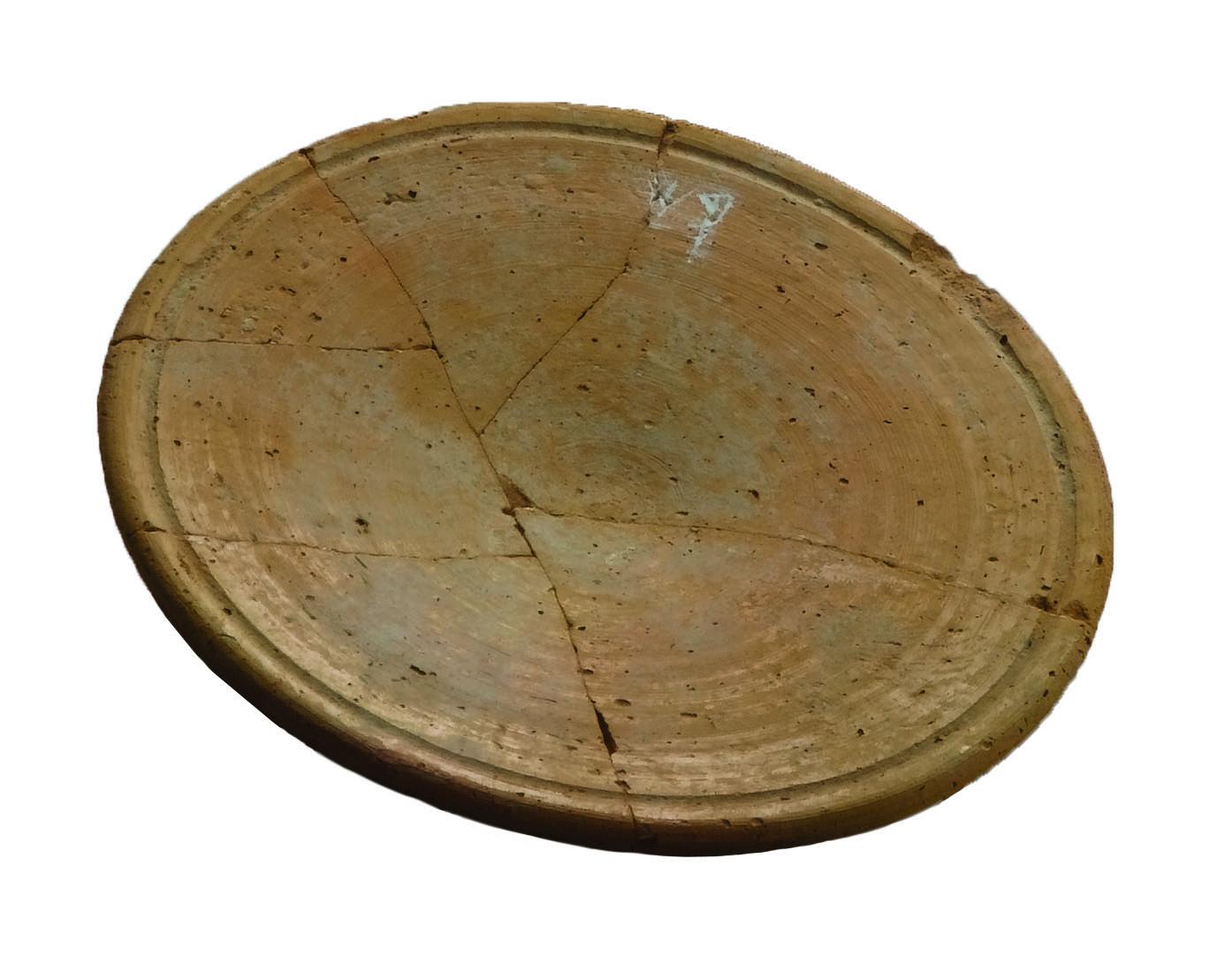 Shallow bowl with concentric circles and two-letter Hebrew inscription.