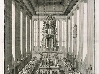 Print engraving of room interior with central podium, Torah ark on far wall, and rows of pews on either side of podium, with German and Hebrew text below. 