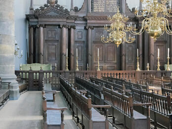 Portuguese Synagogue, Amsterdam Photograph of room with wooden pews.