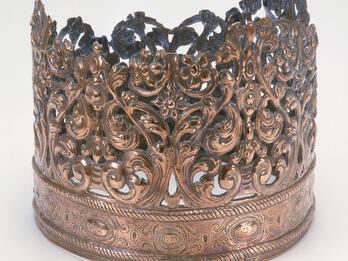 Torah Crown Crown with decoration above rim.