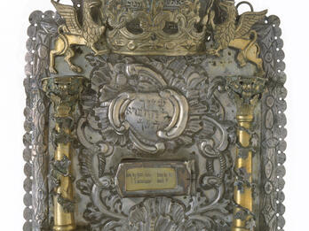 Shield with Hebrew text, gold columns, griffins, and crown on top.