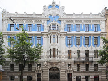 Elizabeth Street 10b, Riga Façade of symmetrical building with horizontal lines and many geometric patterns.