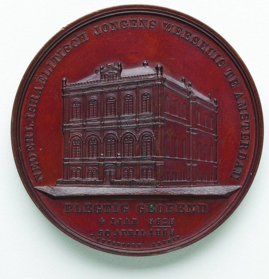Medal depicting building. Medal depicting building.