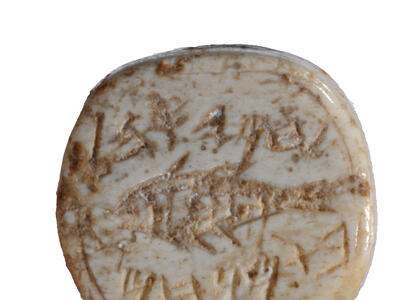 Seal made of bone and decorated with a fish and a Hebrew inscription.